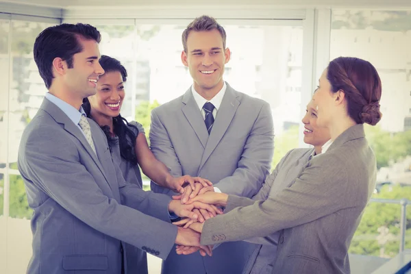 Equipe de negócios celebrando um bom trabalho — Fotografia de Stock