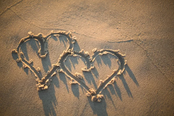 Zwei Herzen in den Sand gezeichnet — Stockfoto