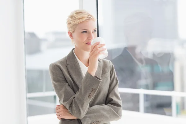 Tankeväckande affärskvinna tittar bort — Stockfoto