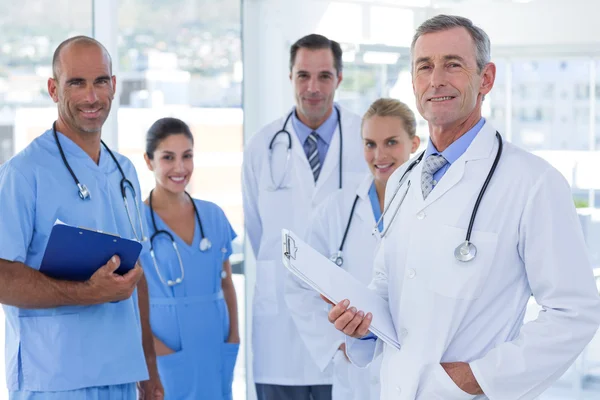 Team di medici sorridenti che guardano la fotocamera — Foto Stock