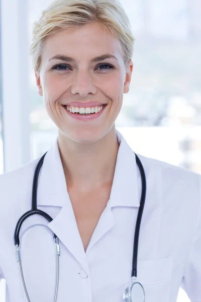 Médico feliz olhando para a câmera — Fotografia de Stock