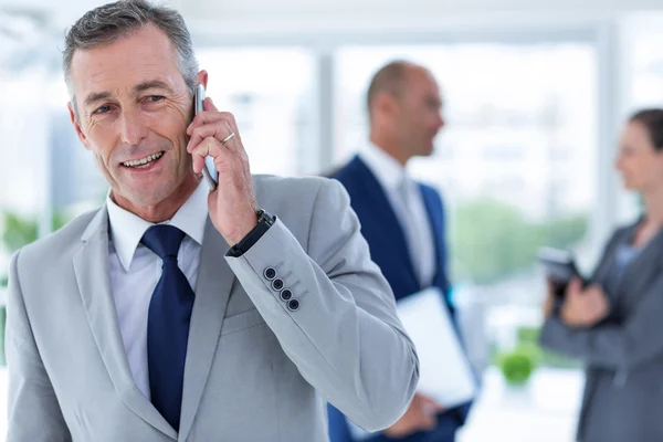 Empresario usando su teléfono —  Fotos de Stock