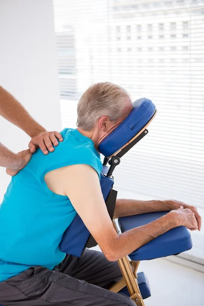 Hombre teniendo masaje de espalda — Foto de Stock