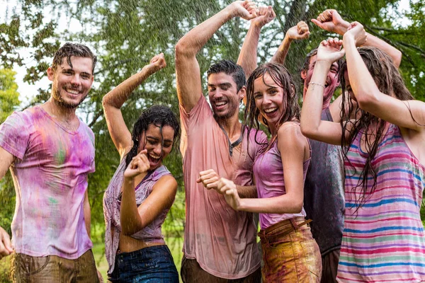 Felices amigos cubiertos de pintura en polvo — Foto de Stock