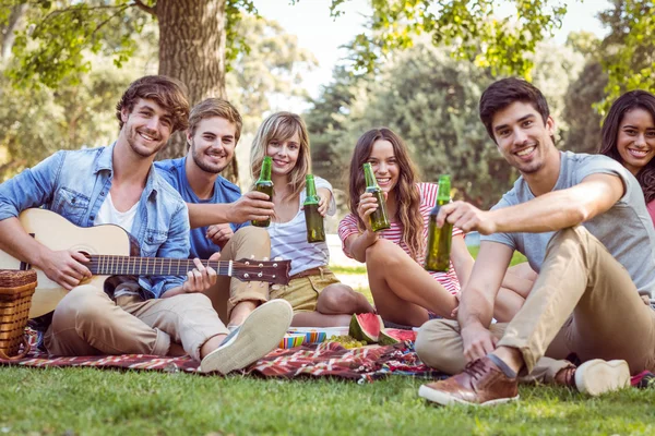 Счастливые друзья в парке устраивают пикник — стоковое фото
