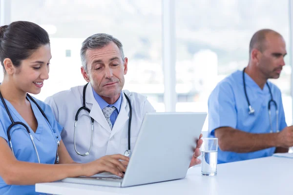 Médicos usando computadora — Foto de Stock