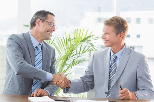 Empresarios dándose la mano —  Fotos de Stock