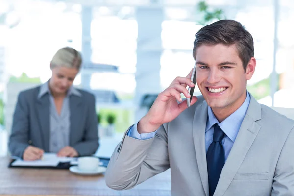 Усміхнений бізнесмен має телефонний дзвінок — стокове фото