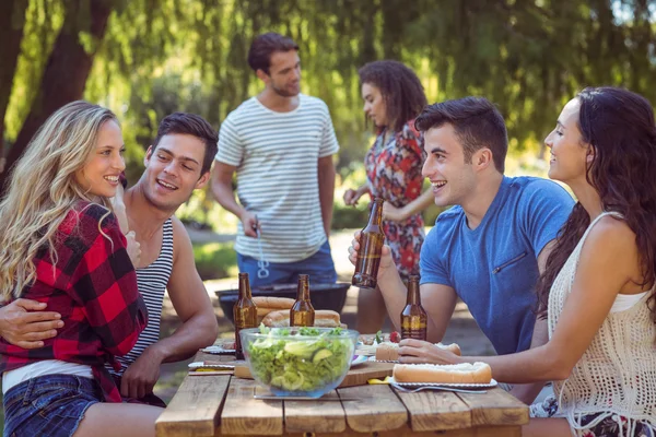 Des amis heureux dans le parc déjeunent — Photo