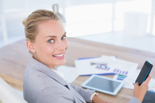 Mujer de negocios sonriente sosteniendo tableta y teléfono —  Fotos de Stock