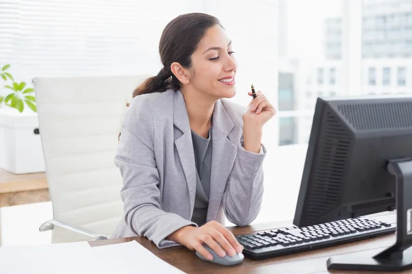 Mujer de negocios sonriente usando su computadora — Foto de Stock