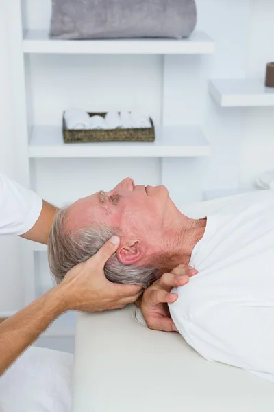 Hombre recibiendo masaje en la cabeza — Foto de Stock