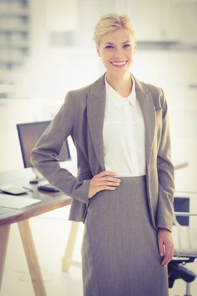 Glimlachende zakenvrouw kijkend naar camera — Stockfoto