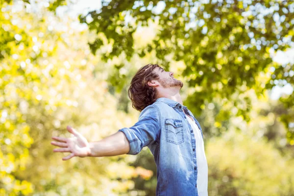 Bello hipster sentirsi liberi nel parco — Foto Stock