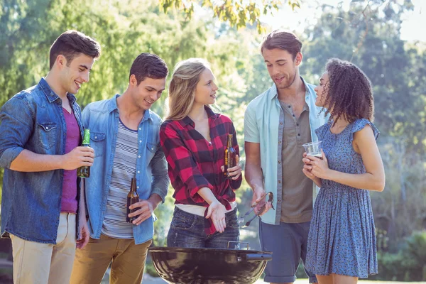 Amici felici nel parco che fanno barbecue — Foto Stock