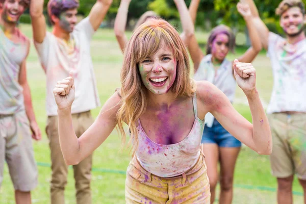 Glückliche Freunde, die mit Pulverfarbe werfen — Stockfoto