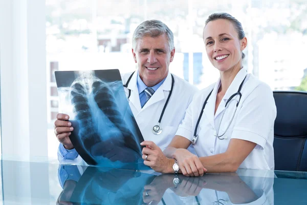 Médicos sorridentes segurando raio-x — Fotografia de Stock