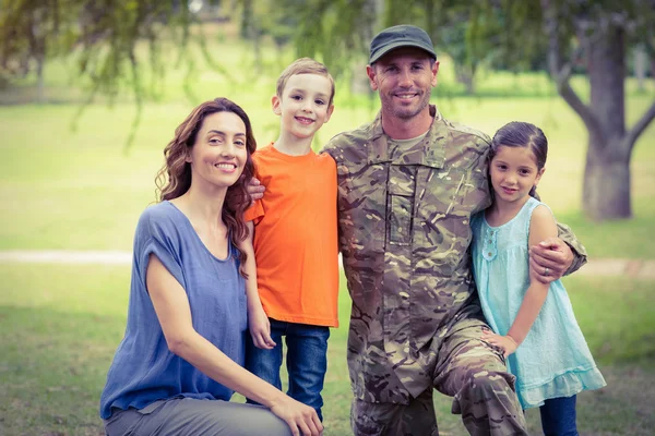 Kjekk soldat gjenforent med familien. – stockfoto