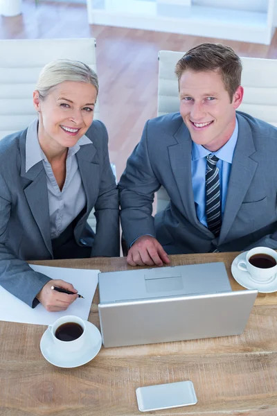 Lächelnde Geschäftsleute mit Laptop — Stockfoto