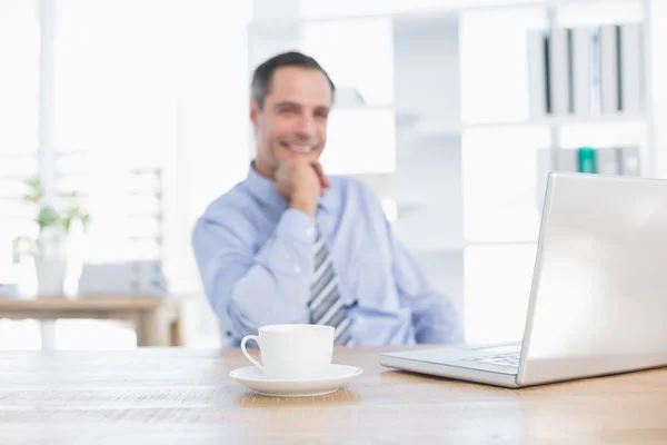 Pensant homme d'affaires sur son bureau — Photo