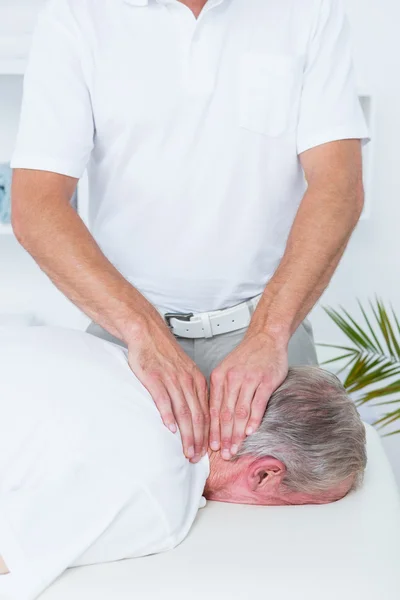 Fisioterapeuta fazendo massagem no pescoço para seu paciente — Fotografia de Stock