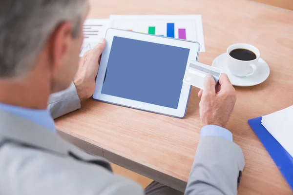 Geschäftsmann mit Tablet und Kreditkarte — Stockfoto