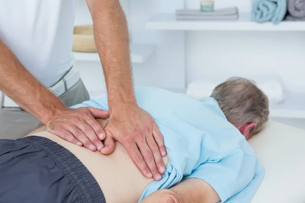 Physiotherapist doing back massage — Stock Photo, Image