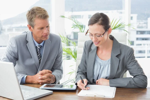 Partner commerciali che lavorano insieme — Foto Stock