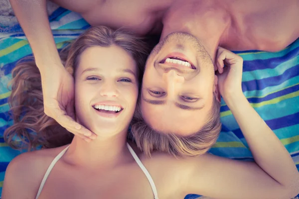 Casal sorrindo para a câmera — Fotografia de Stock