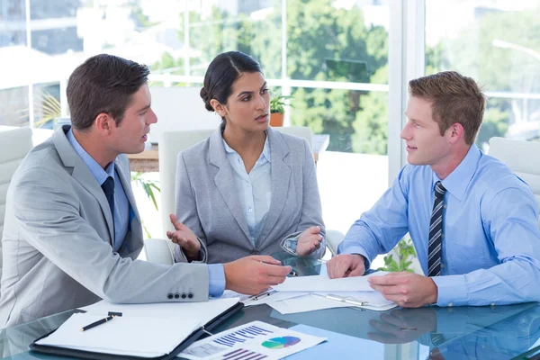 Mensen uit het bedrijfsleven in discussie in een kantoor — Stockfoto