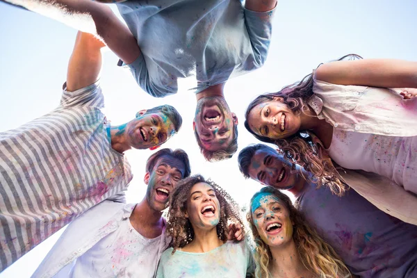 Glückliche Freunde mit Pulverfarbe überzogen — Stockfoto