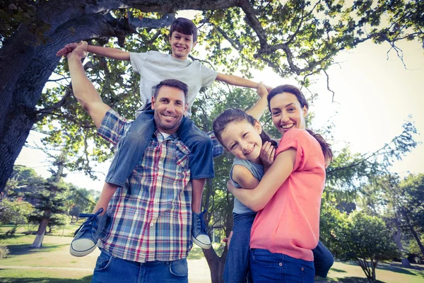 Šťastná rodina v parku spolu — Stock fotografie