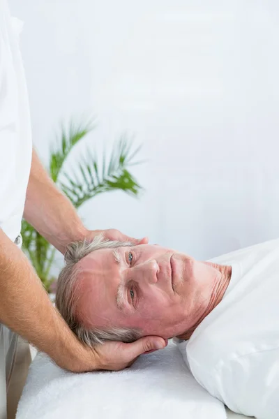 Hombre recibiendo masaje en el cuello — Foto de Stock