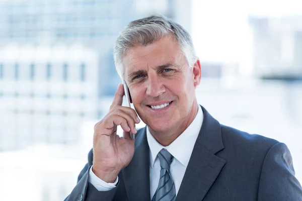 Lachende zakenman met een telefoongesprek — Stockfoto