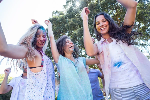 Amigos felizes cobertos de tinta em pó — Fotografia de Stock