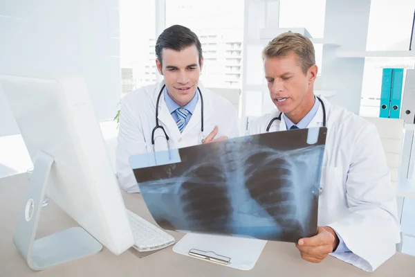 Médicos concentrados mirando rayos X — Foto de Stock