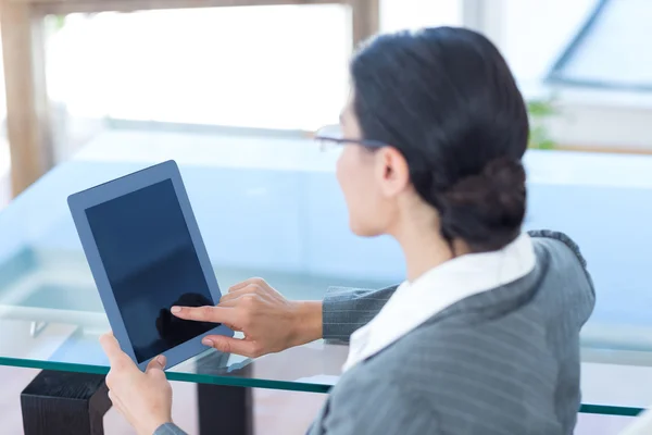 Businesswoman using tablet pc — Stock Photo, Image