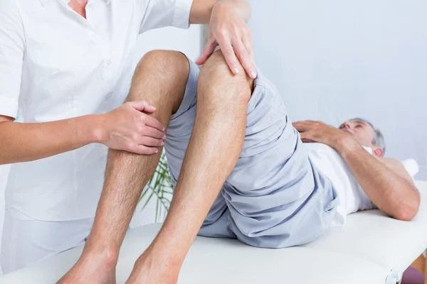 Hombre teniendo masaje de rodilla — Foto de Stock