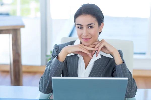 Zakenvrouw met behulp van haar laptop — Stockfoto