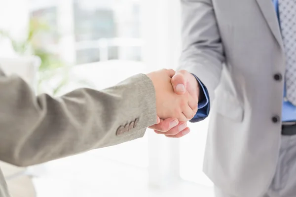 Zakenvrouw schudden handen met een zakenman — Stockfoto