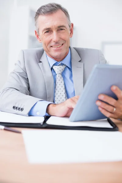 Glücklicher Geschäftsmann blickt in die Kamera — Stockfoto