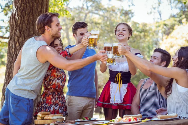 Vrienden roosteren in het park — Stockfoto