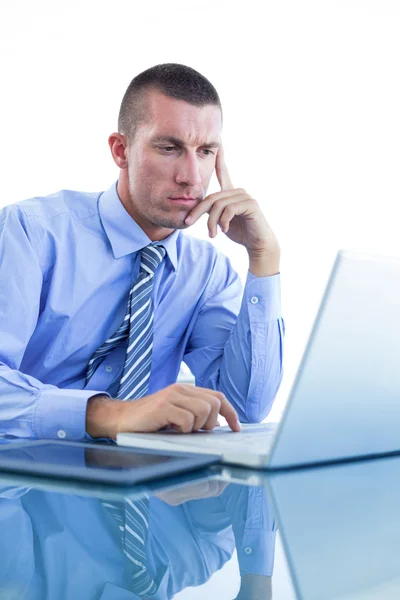 Homem de negócios usando seu laptop — Fotografia de Stock