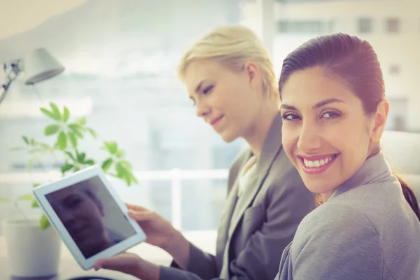 Lächelnde Geschäftsfrauen vor der Kamera — Stockfoto