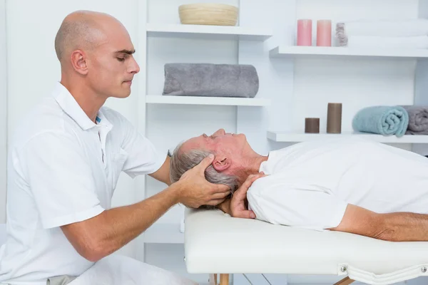 Homem recebendo massagem na cabeça — Fotografia de Stock