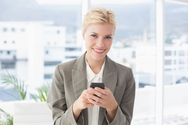 Donna d'affari utilizzando smartphone — Foto Stock