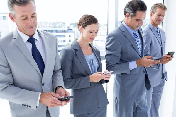 Empregados usando seu telefone celular — Fotografia de Stock