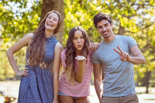 Amis heureux souriant à la caméra — Photo