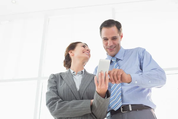 Businesswoman showing something to her colleague — Stock Photo, Image