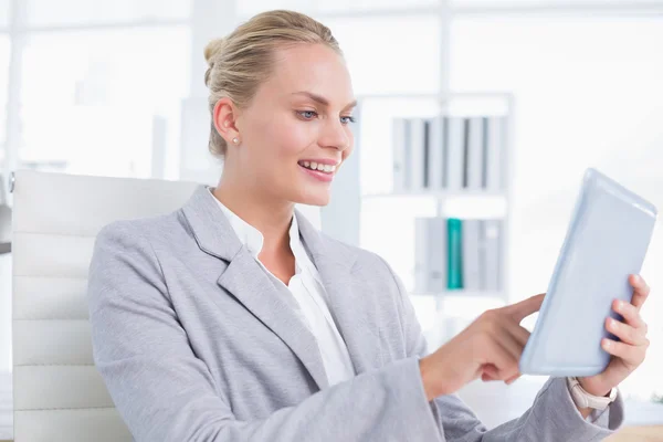 Lachende zakenvrouw met behulp van tablet — Stockfoto